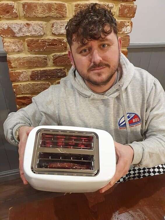 קרייג האקר // מתוך עמוד הפייסבוק של "דה ג'ורג' פאב&גריל"