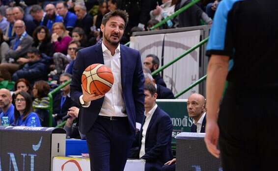 פוצקו על הקווים. שיא הרגש // צילום: ליגת האלופות של פיב"א