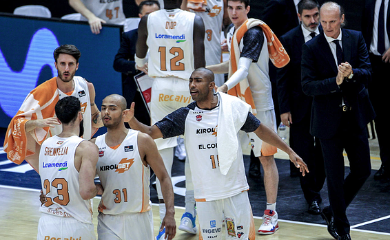 שחקני בסקוניה בפוזה אופיינית. 21 עונות ביורוליג // צילום: טוויטר