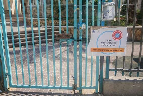 כניסה לבית ספר בבני ברק, בחודש שעבר // צילום: יהושע יוסף