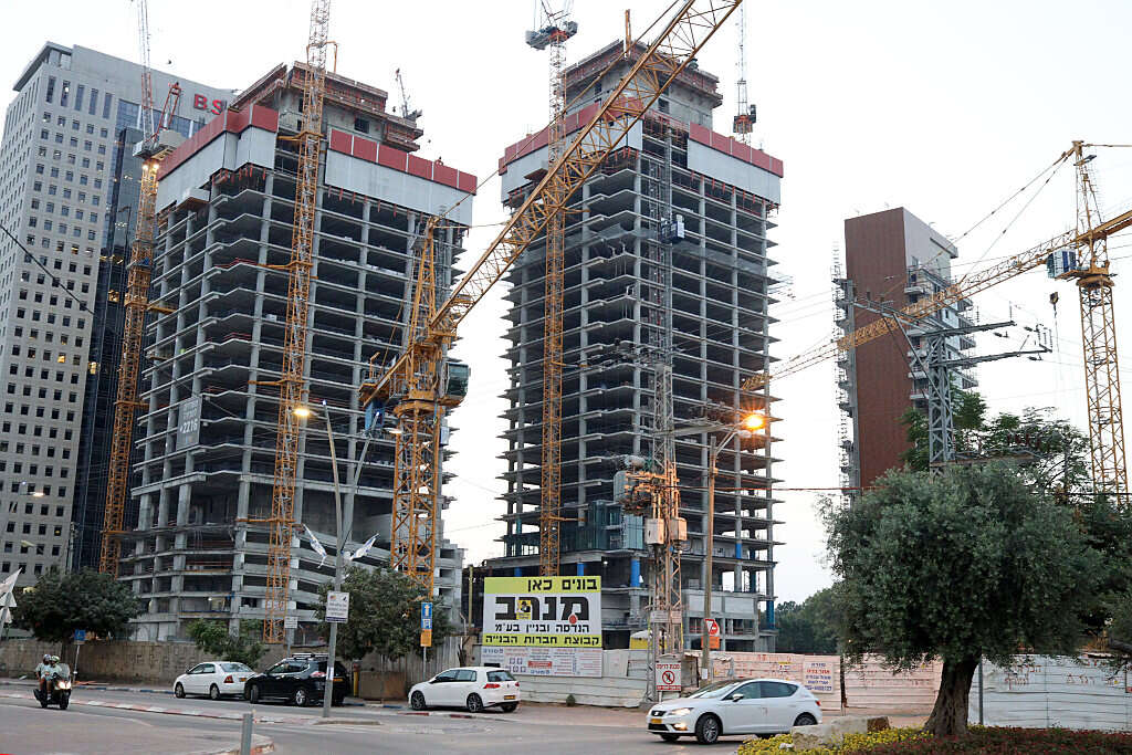 צילום: קוקו // בנייני משרדים בבני ברק. השוק שוב מתעורר ,