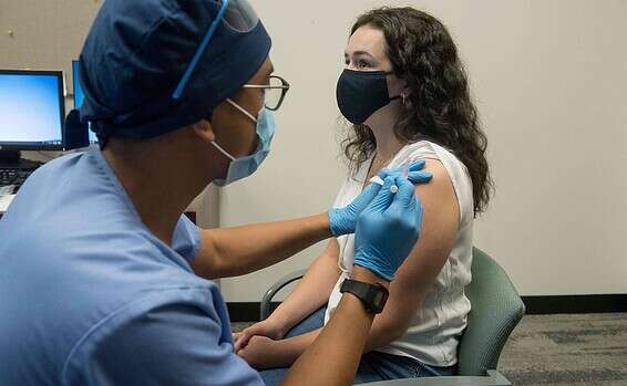 מתנדבת מקבלת את החיסון של חברת מודרנה // צילום: איי.אף.פי