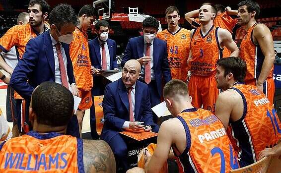 שחקני ולנסיה מקבלים תדריך מפונסרנאו // צילום: אי-פי-איי