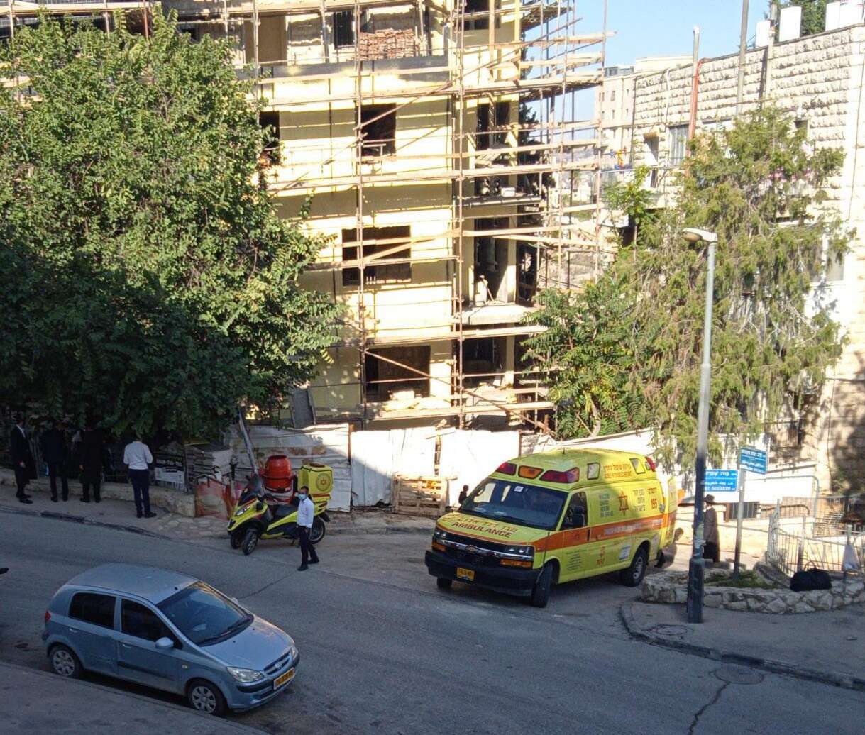 אתר הבנייה שבו קרסה קורה בירושלים // צילום: שמעון זלץ, תיעוד מבצעי מד"א // אתר הבנייה שבו קרסה קורה בירושלים ,