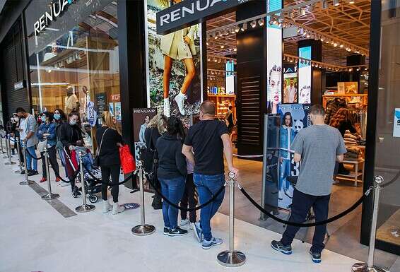 תורים בחנויות בקניון איילון // צילום: יהושע יוסף