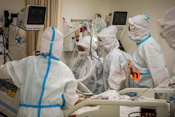 אנשי צוות רפואי במחלקת קורונה במרכז הרפואי שערי צדק שבירושלים, בחודש שעבר // צילום: אורן בן חקון