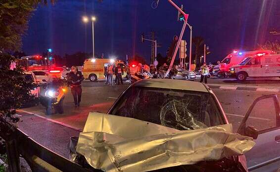 החשוד התנגש בהן מאחור. כתוצאה מכך רכבן התנגש ברמזור // צילום: ליאור פז, תיעוד מבצעי מד"א