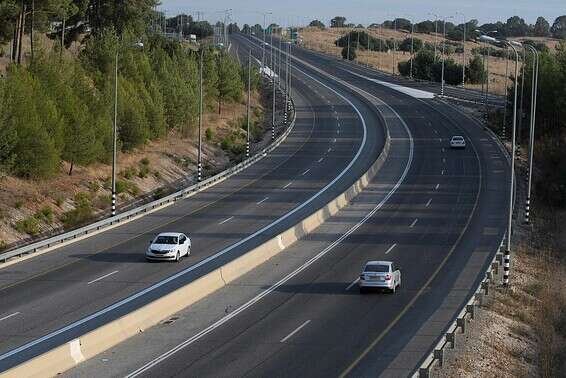 כביש 90 בזמן הסגר שהוטל בארץ בחגי תשרי, בספטמבר // צילום: אייל מרגולין, ג'יני