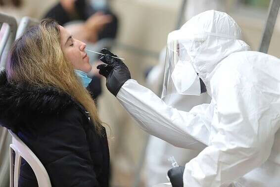 בדיקת קורונה במודיעין, שלשום // צילום: יהונתן שאול