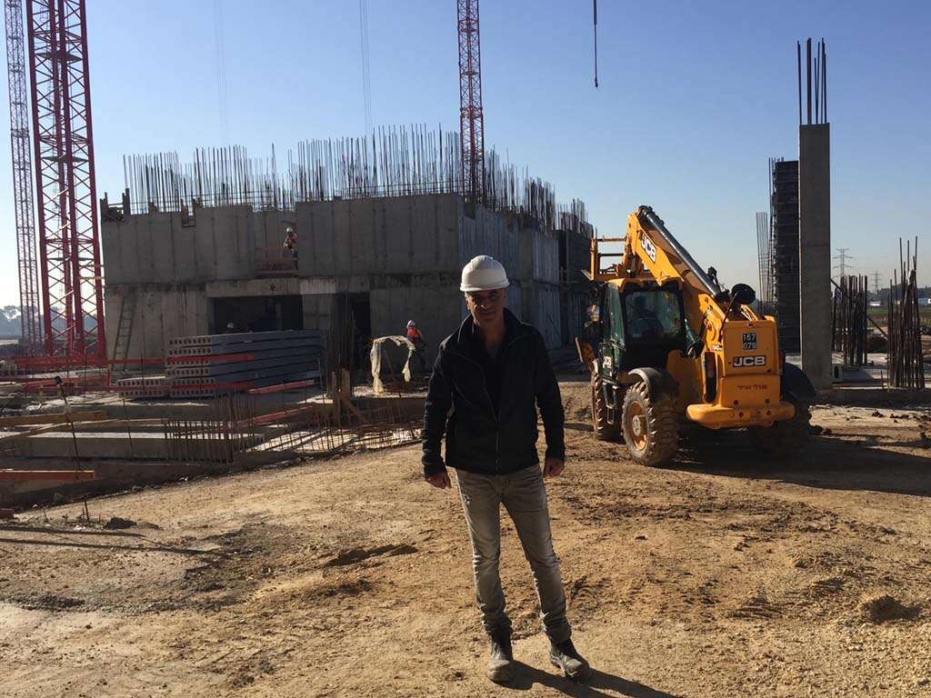 צילום: גליה לוי // נעימי בשטח, עם קסדה על הראש וברק בעיניים ,