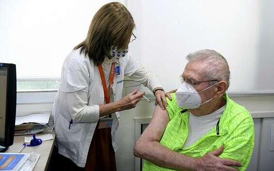 אדם מקבל חיסון נגד נגיף הקורונה, אתמול // צילום: יוסי זליגר