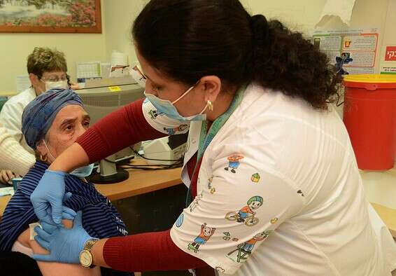 מבצע החיסונים "נותנים כתף" // צילום: דודו גרינשפן