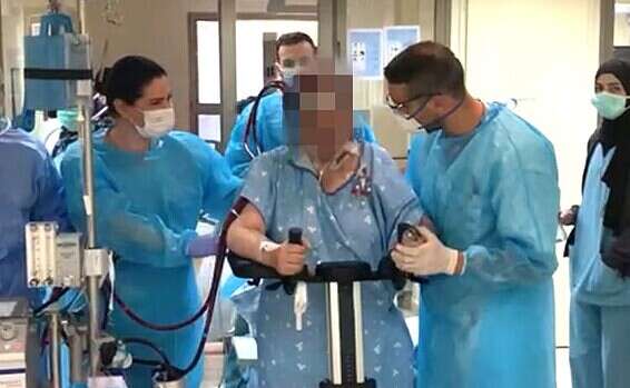 חולה מטופלת במכונת אקמו בבית החולים בילינסון