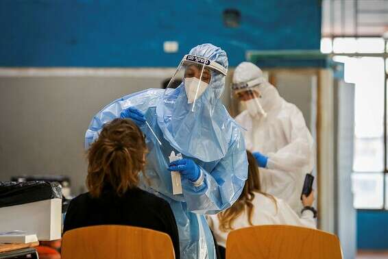 אישה עוברת בדיקת קורונה בירושלים, בשבוע שעבר // צילום: אורן בן חקון