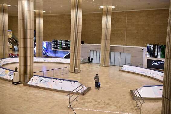 נוסע באולם קבלת הנוסעים בנתב"ג, אתמול // צילום: יוסי זליגר
