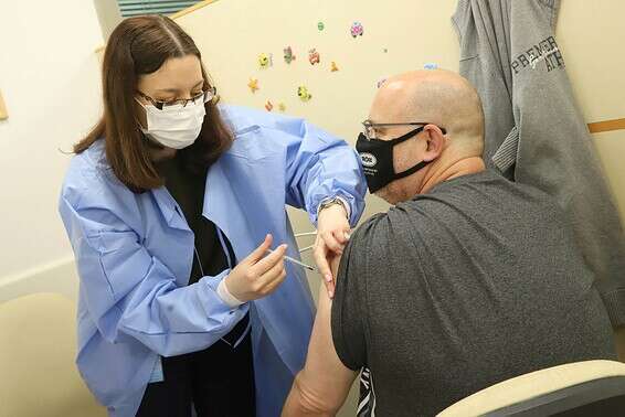 חיסון לקורונה בקופת חולים מכבי // צילום: יהונתן שאול