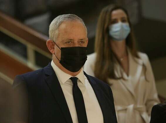 יתמוך בהארכת הסגר. בני גנץ // צילום: אלכס קולומויסקי