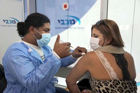 חיסון לקורונה בקופת חולים מכבי // צילום: גדעון מרקוביץ'