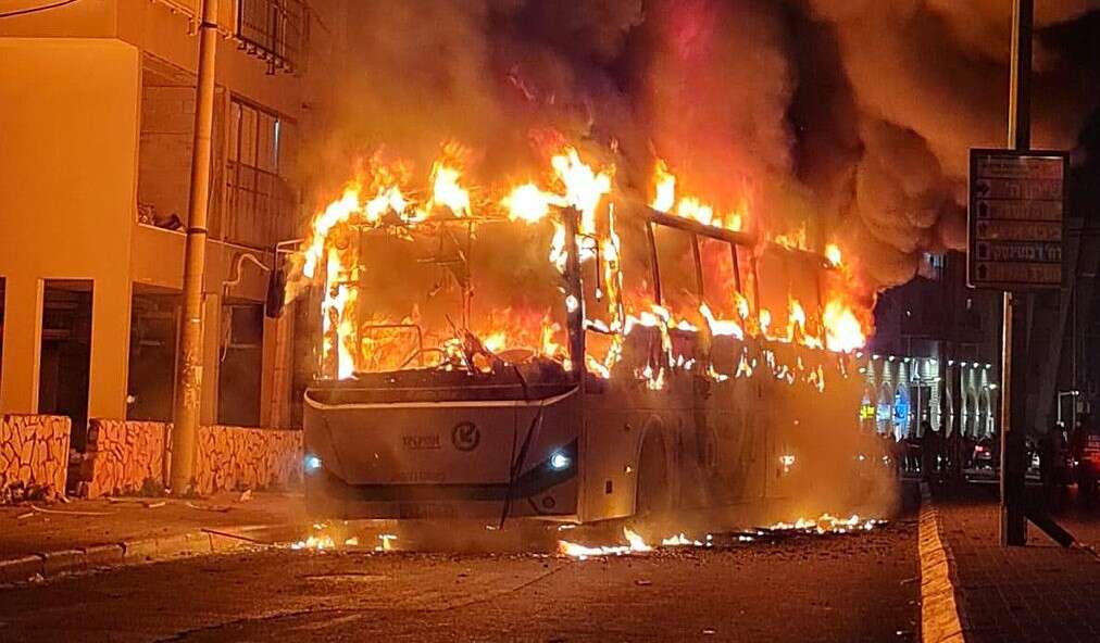 צילום: דוברות המשטרה // האוטובוס שהוצת בבני ברק ,