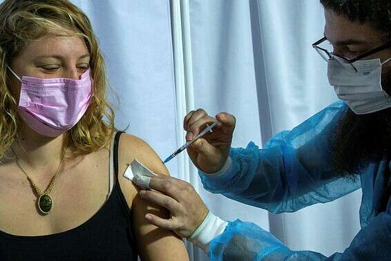 אישה מקבלת את החיסון לקורונה, בירושלים, אתמול // צילום: אורן בן חקון