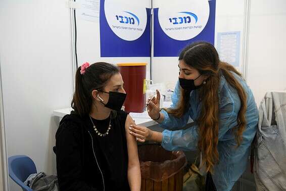 חיסונים בקופת חולים מכבי // צילום: יוסי זליגר