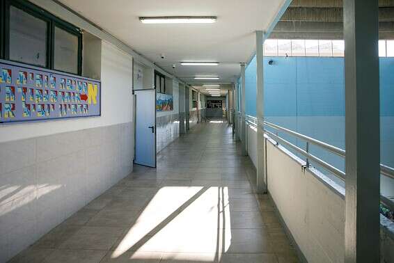 מסדרון ריק בבית הספר מקיף א' באשדוד, בנובמבר // צילום: לירון מולדובן