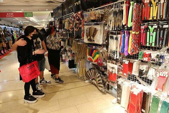 חנות תחפושות בדיזנגוף סנטר שבתל אביב, בשבוע שעבר // צילום: קוקו