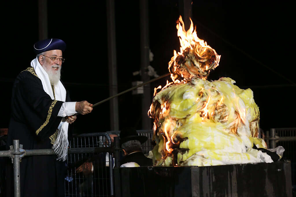 הרב שלמה עמאר מדליק מדורה בקבר הרשב"י בשנה שעברה // צילום: דוד כהן ג'יני // הרב שלמה עמאר מדליק מדורה בקבר הרשב"י בשנה שעברה ,