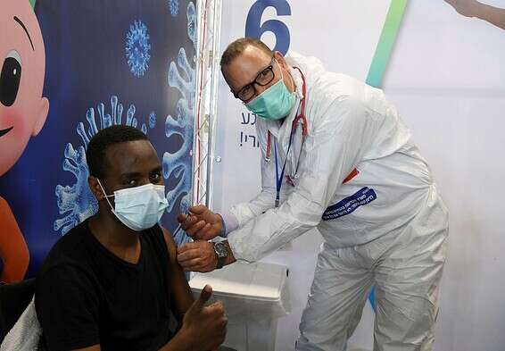 צעיר מקבל את החיסון לקורונה, באור יהודה, בשבוע שעבר // צילום: יוסי זליגר