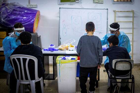 בדיקת קורונה לילדים בבית הספר השלום במבשרת ציון, אתמול // צילום: אורן בן חקון