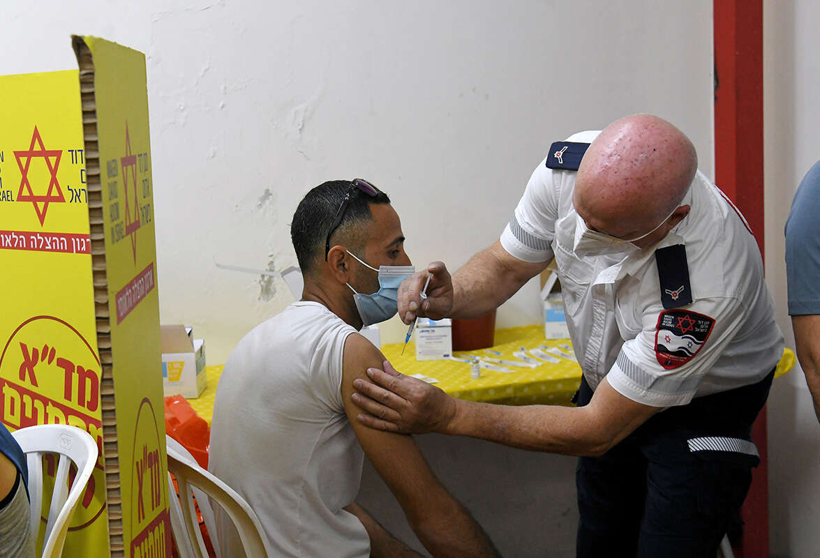 צילום: יוסי זליגר // "לא היתה שום פגיעה בבריאות הציבור אם היו מעבירים חיסונים תמורת רווח מדיני", אומר אדלשטיין. חיסון לעובד פלשתיני בברקן, השבוע ,