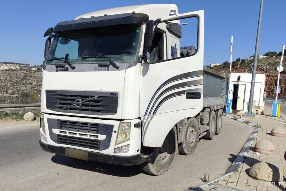 אחת המשאיות שנתפסו , המנהל האזרחי
