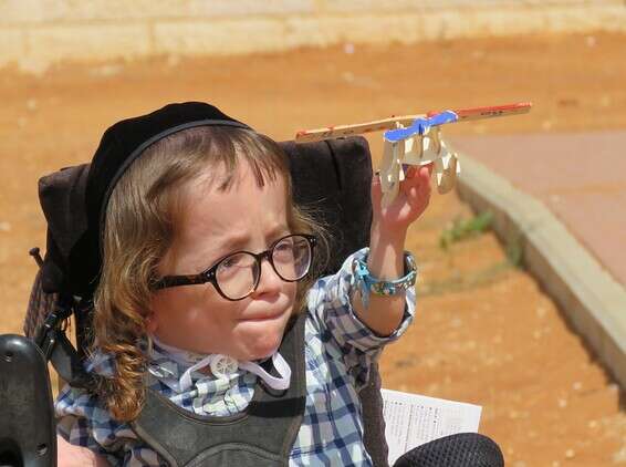 "אדם יכול להיות שמח, או להיות בעצבות. אני אישית בחרתי להיות שמח עם הנכות שלי, ובזכות זה הקב"ה עוזר"