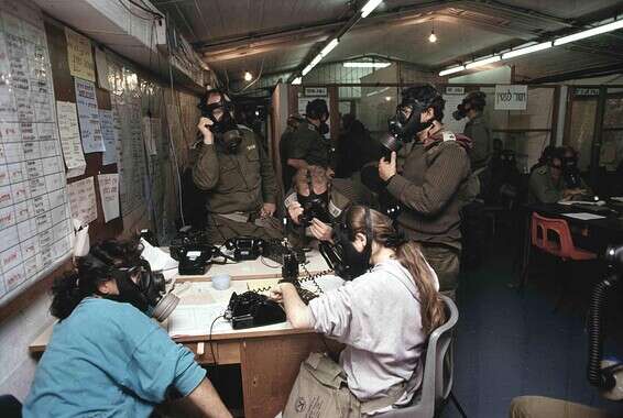 עם המסכות בחמ"ל: נפת יפו בזמן אזעקה // ארכיון צה"ל במשרד הביטחון. צלמים: אסף טופז, מיכאל צרפתי, נועם וינד