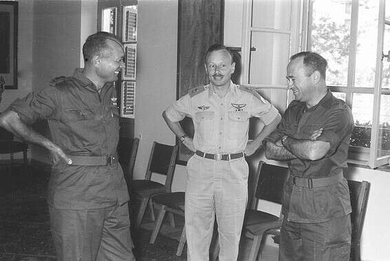 משה דיין, דן טולקובסקי ויצחק חופי לאחר מבצע קדש // צילום: צלם לא ידוע, במחנה, באדיבות ארכיון צה"ל במשרד הביטחון