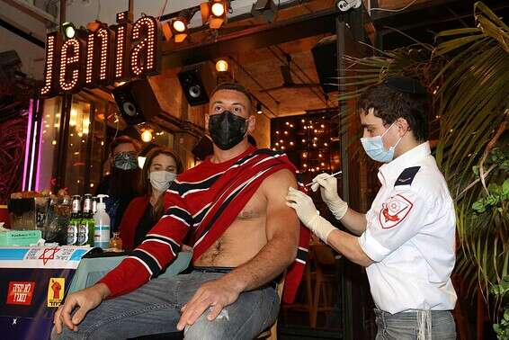 צעיר מקבל את החיסון לקורונה, בתל אביב, בשבוע שעבר // צילום: קוקו