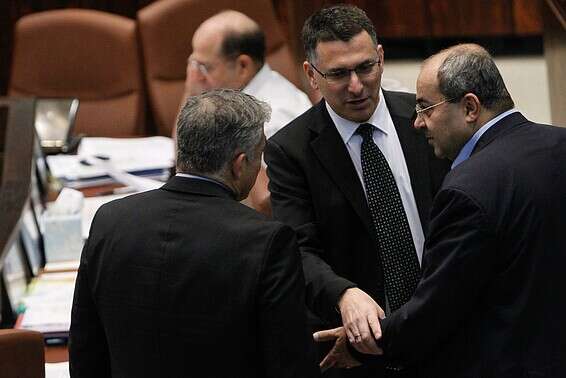 משמאל: יאיר לפיד, גדעון סער ואחמד טיבי