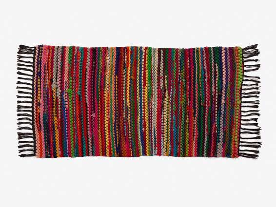  שטיח בצבעוניות חמה, גולף & קו // צילום: עידן מלכה וערן סלם