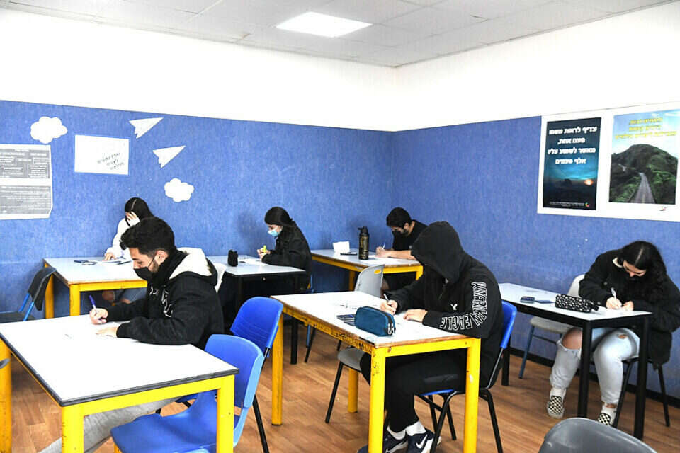 תלמידים בבחינה , אורן בן חקון