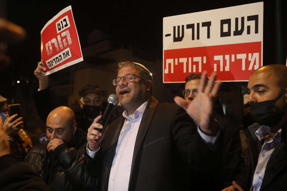 ח"כ איתמר בן גביר בהפגנה ליד ביתו של בנט ברעננה , ללא