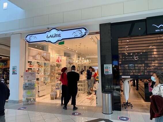 לקוחות עומדים בתור בקניון איילון // צילום: היאלי יעקבי-הנדלסמן