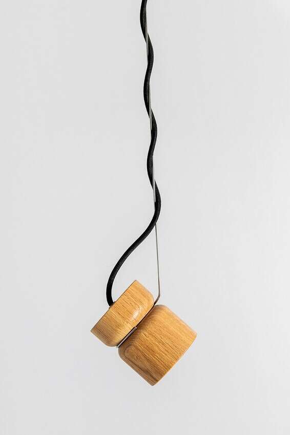 גוף תאורה מינימליסטי, מדגיש מפגש בין מתכת ועץ, חן צלניק