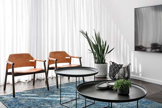 עיצוב: ניר ואלעד עיצוב פנים. ווילונות, TRAUB // צילום: יואב פלד