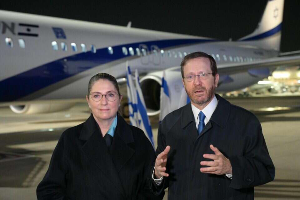 הנשיא הרצוג ורעייתו מיכל טרם הטיסה לאיחוד האמירויות , עמוס בן גרשום