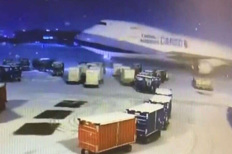 צילום מסך מתוך מצלמות האבטחה בנמל התעופה של שיקאגו ,