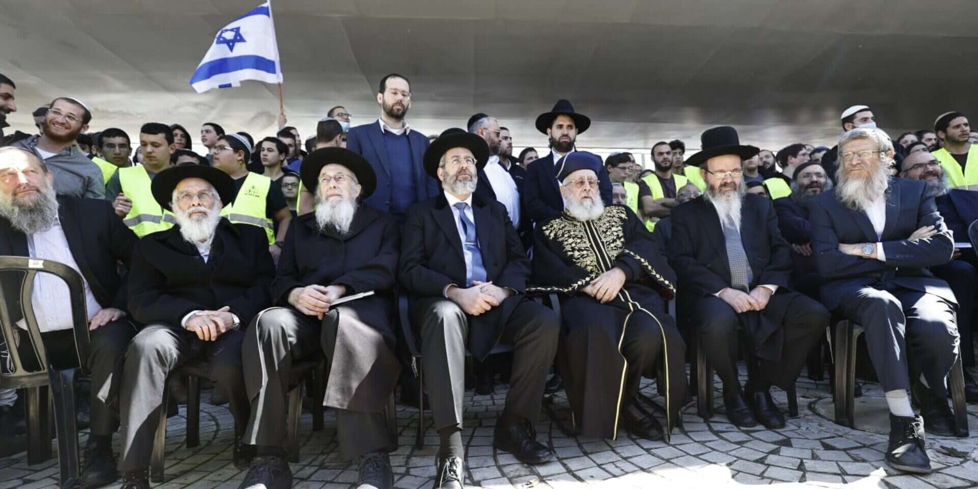 הרבנים הראשיים עם המפגינים בכניסה לירושלים , אורן בן חקון