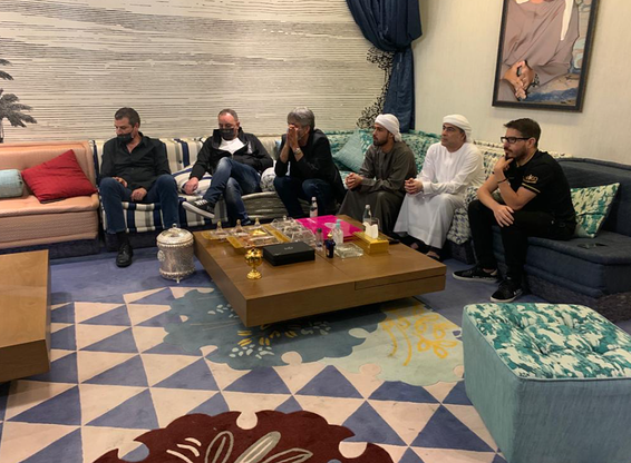 חוגג עם בן חליפה ובנו צופים במשחק של בית"ר. לייחוס המשפחתי במפרץ יש משקל רב // צילום: בית"ר י-ם