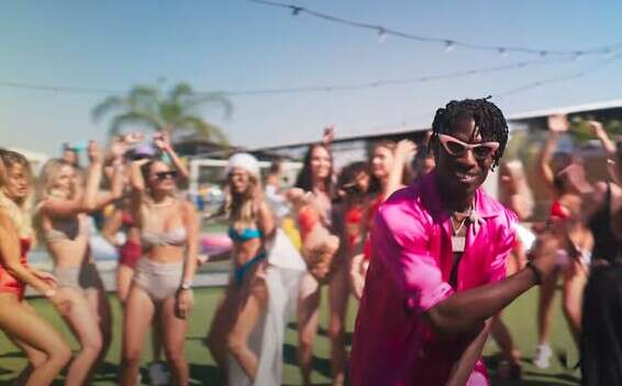 אוהב את כולם. סטפן בקליפ "רק בנות"