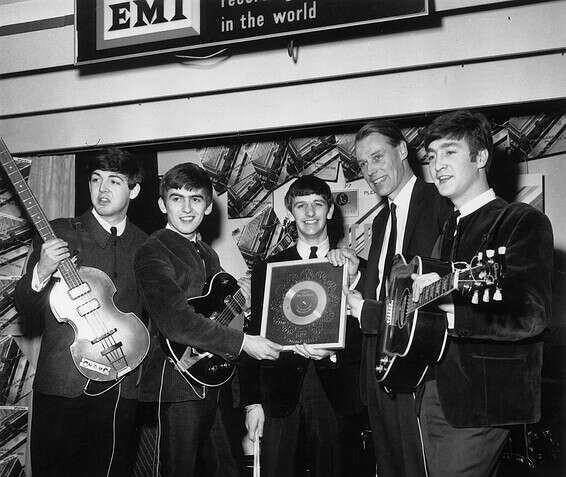 מקבלים פרס יחד עם ג'ורג' מרטין, נציג חברת התקליטים. מההתחלה ידעו שישנו את העולם