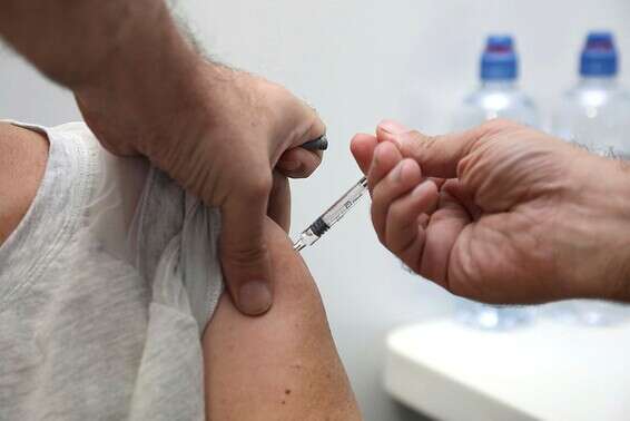 אדם מקבל חיסון נגד שפעת ברמת השרון, בחודש שעבר // צילום: גדעון מרקוביץ'